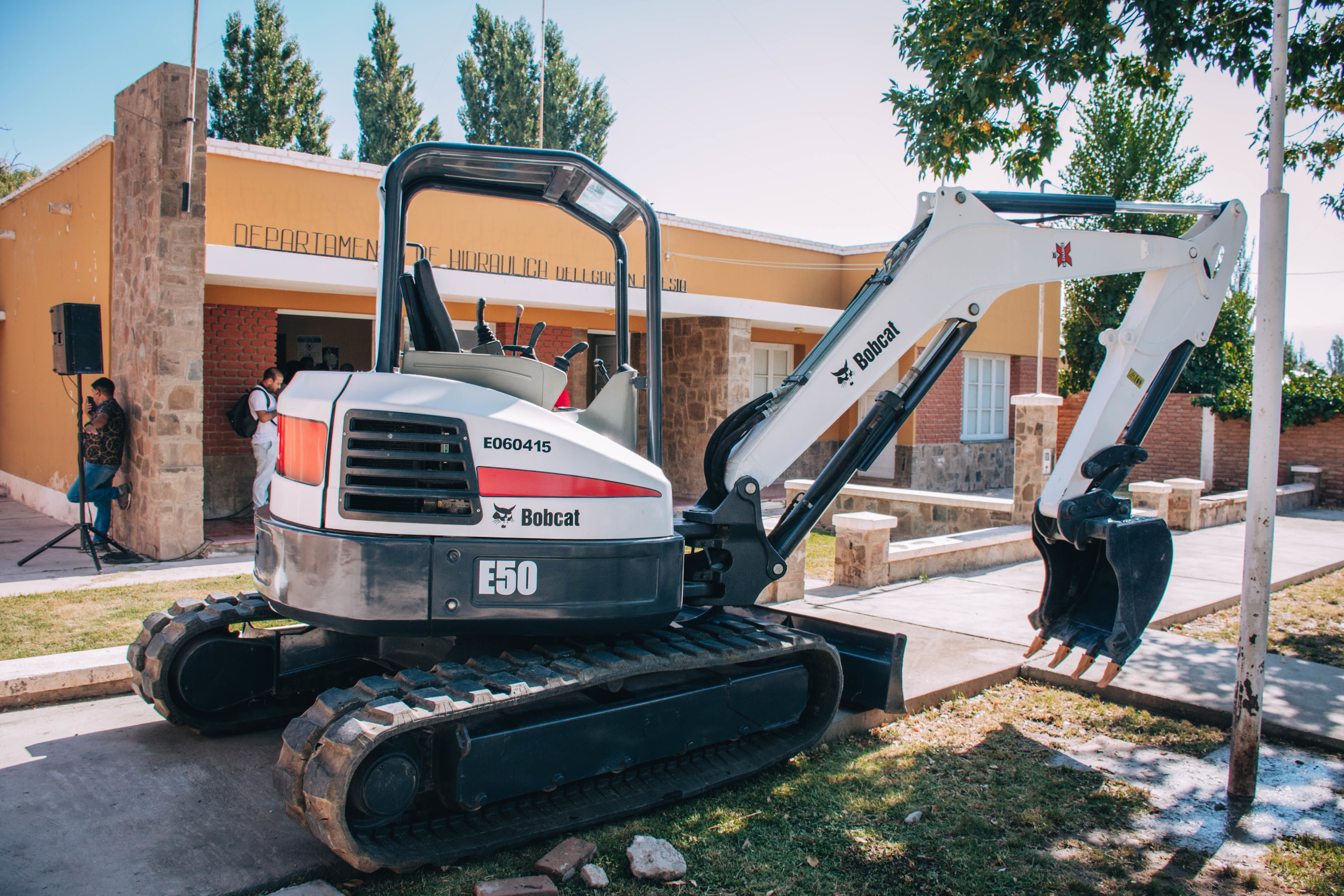 Nueva contribución de Veladero a los regantes de Iglesia con una máquina Bobcat 